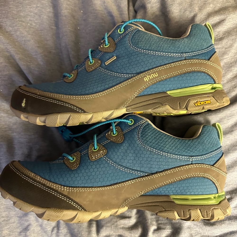 Ahnu Womens size 9.5 hiking shoes